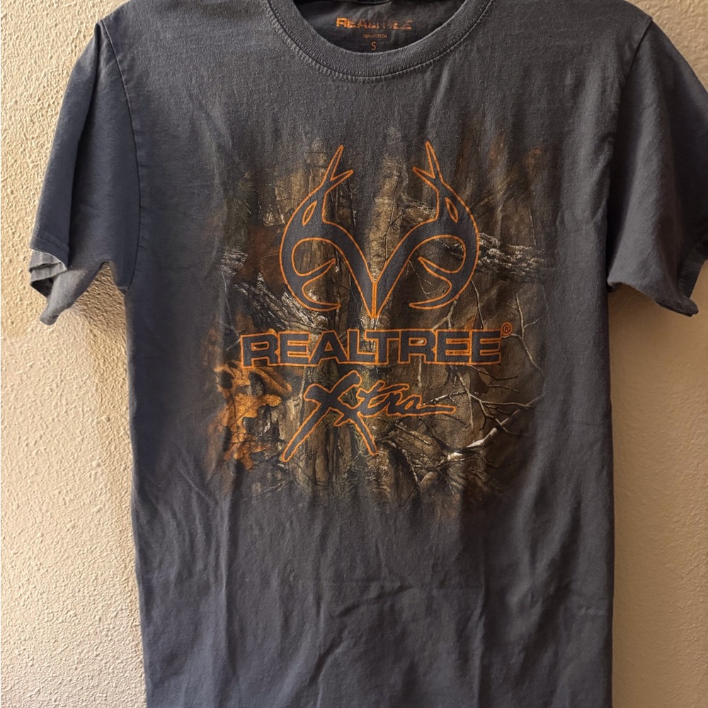 Realtree Men's Gray and Orange Short Sleeve Tee